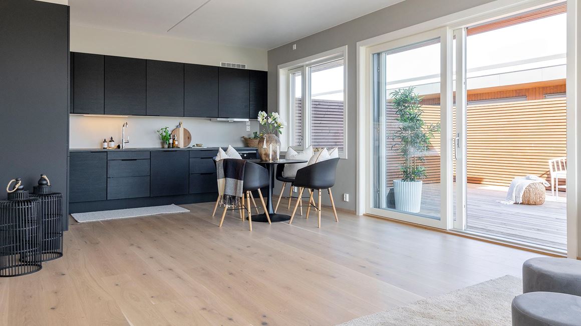 Romslig åpen stue/ kjøkken med utgang til stor takterrasse på hele 32 m2