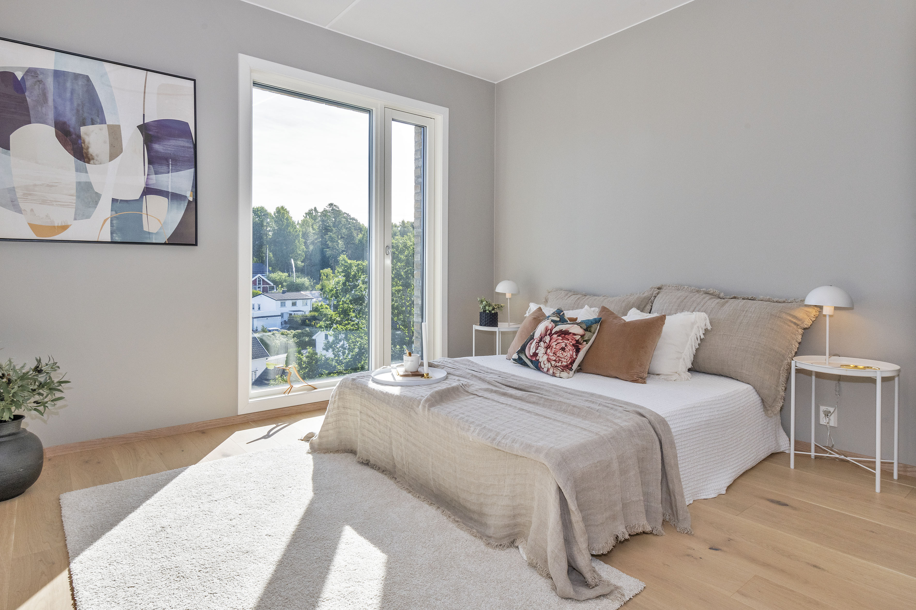 Romslig hovedsoverom med plass til garderobeskap.