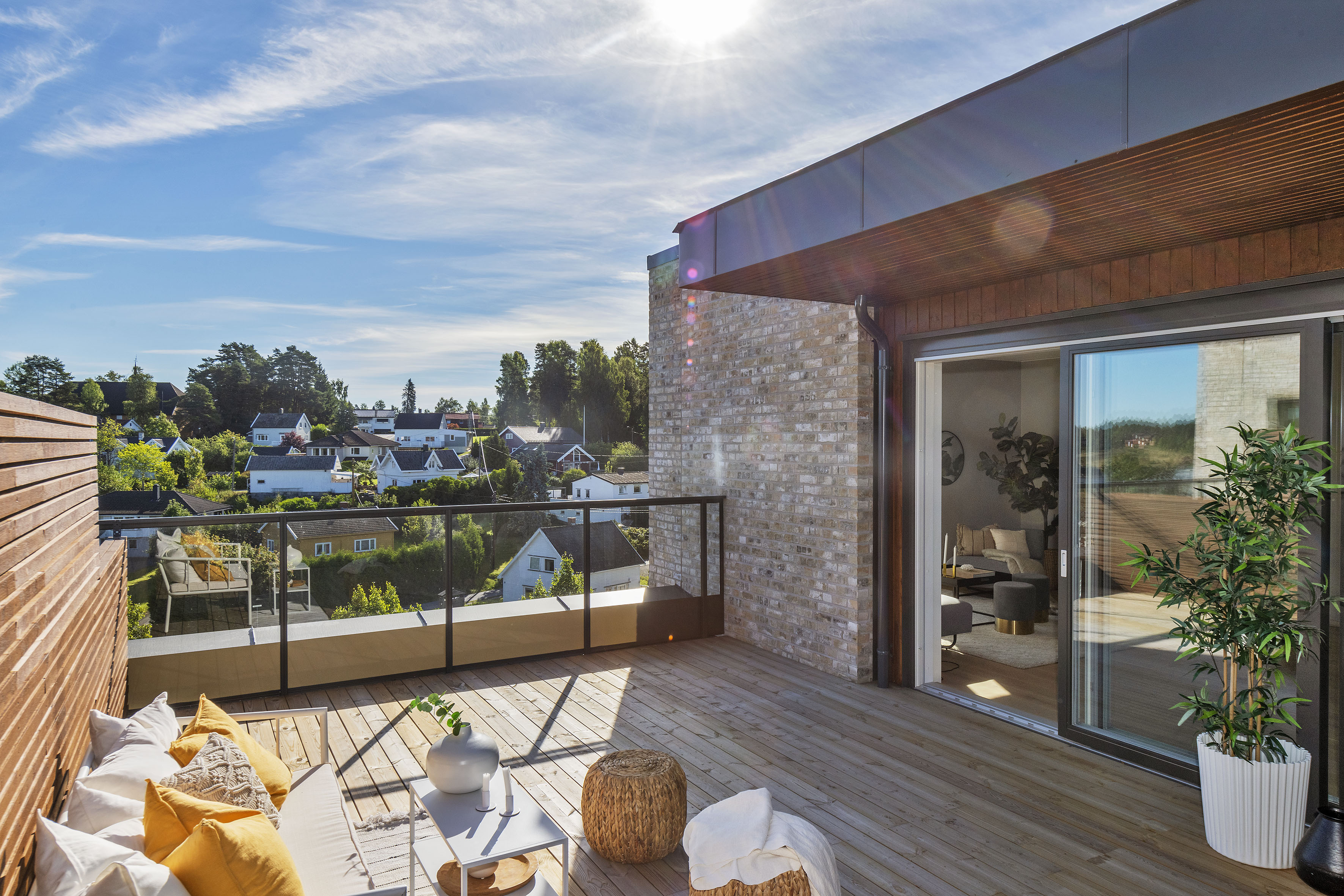 Fra stuen er det adkomst til solrik balkong. 