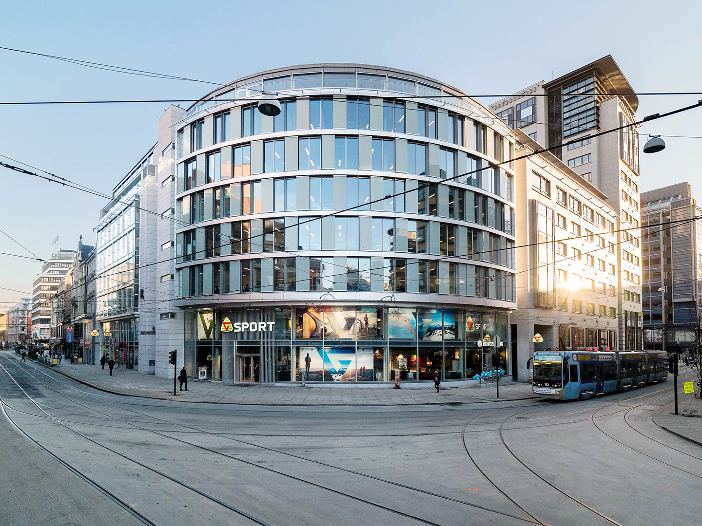 Storgata - mennesker og butikker