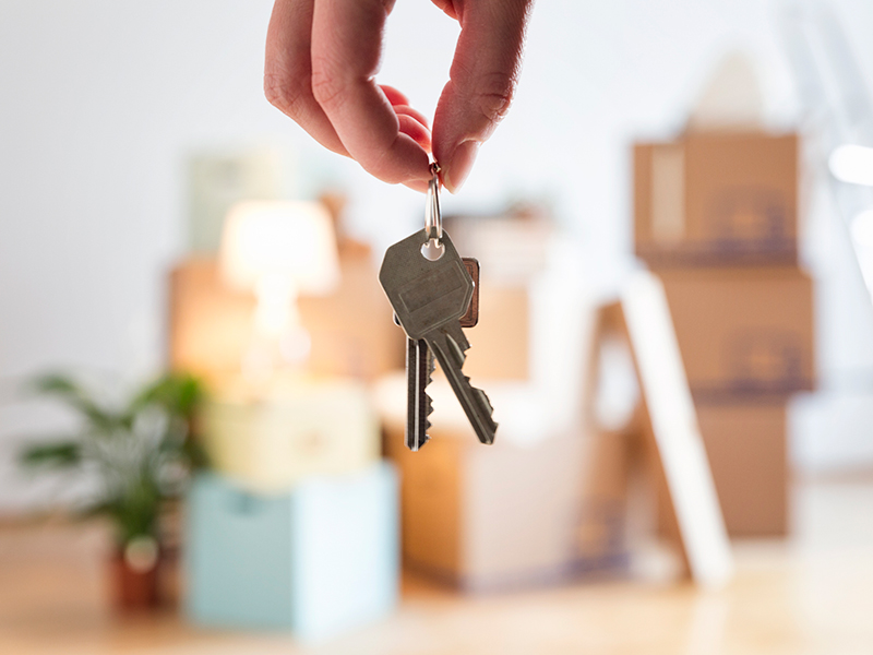 En hånd holder på en nøkkelring med nøkler.