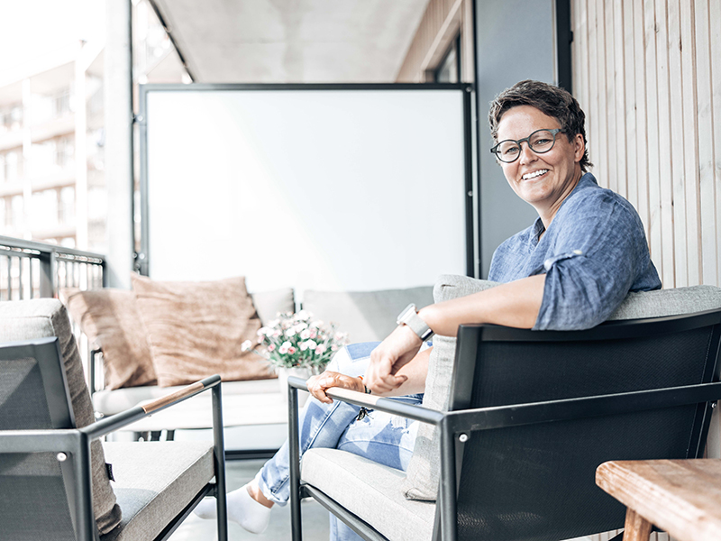 Bente Gustavsen som sitter på sin balkong