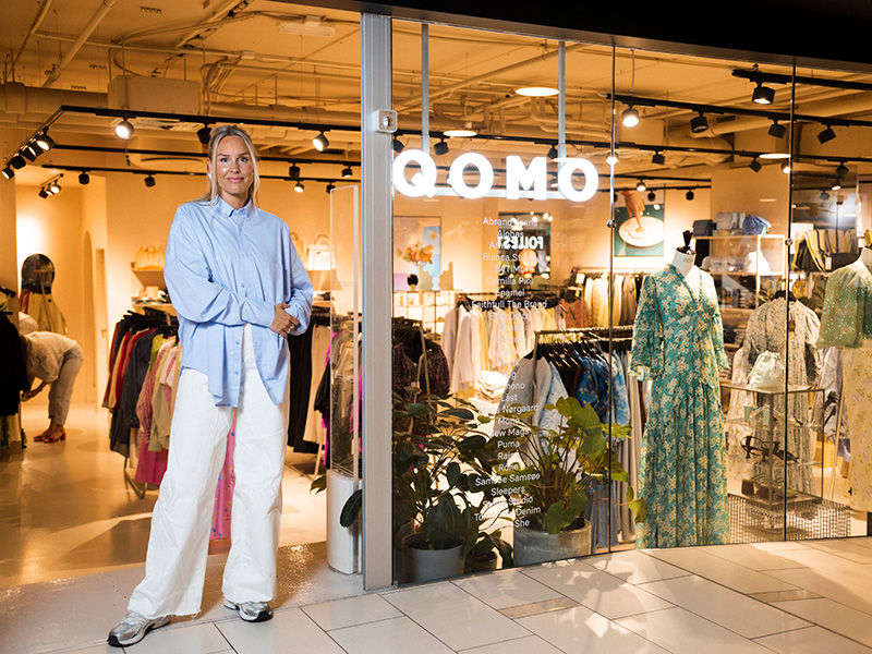 Kaja Sæther foran butikken Qomo