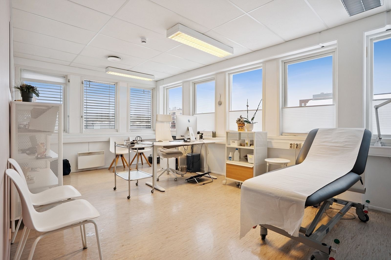 Alle behandlingsrommene har vask