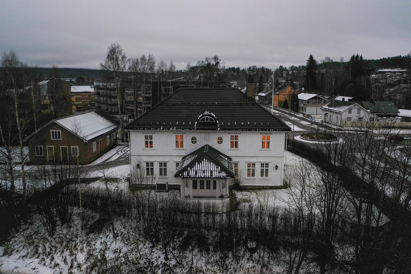 Herskapelig villa med sentral beliggenhet midt i Elverum, vegg i vegg med byens største kjøpesenter og kort vei til alt sentrum har å by på