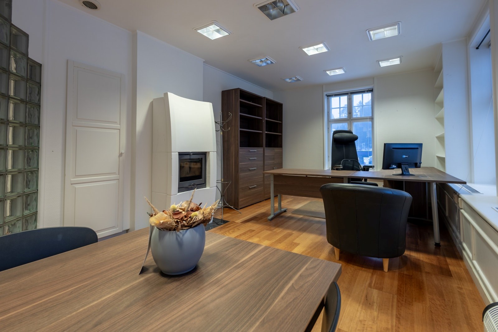 Kontorrom med god størrelse, vindu som gir naturlig lys og plass til både arbeidsstasjon og møtebord