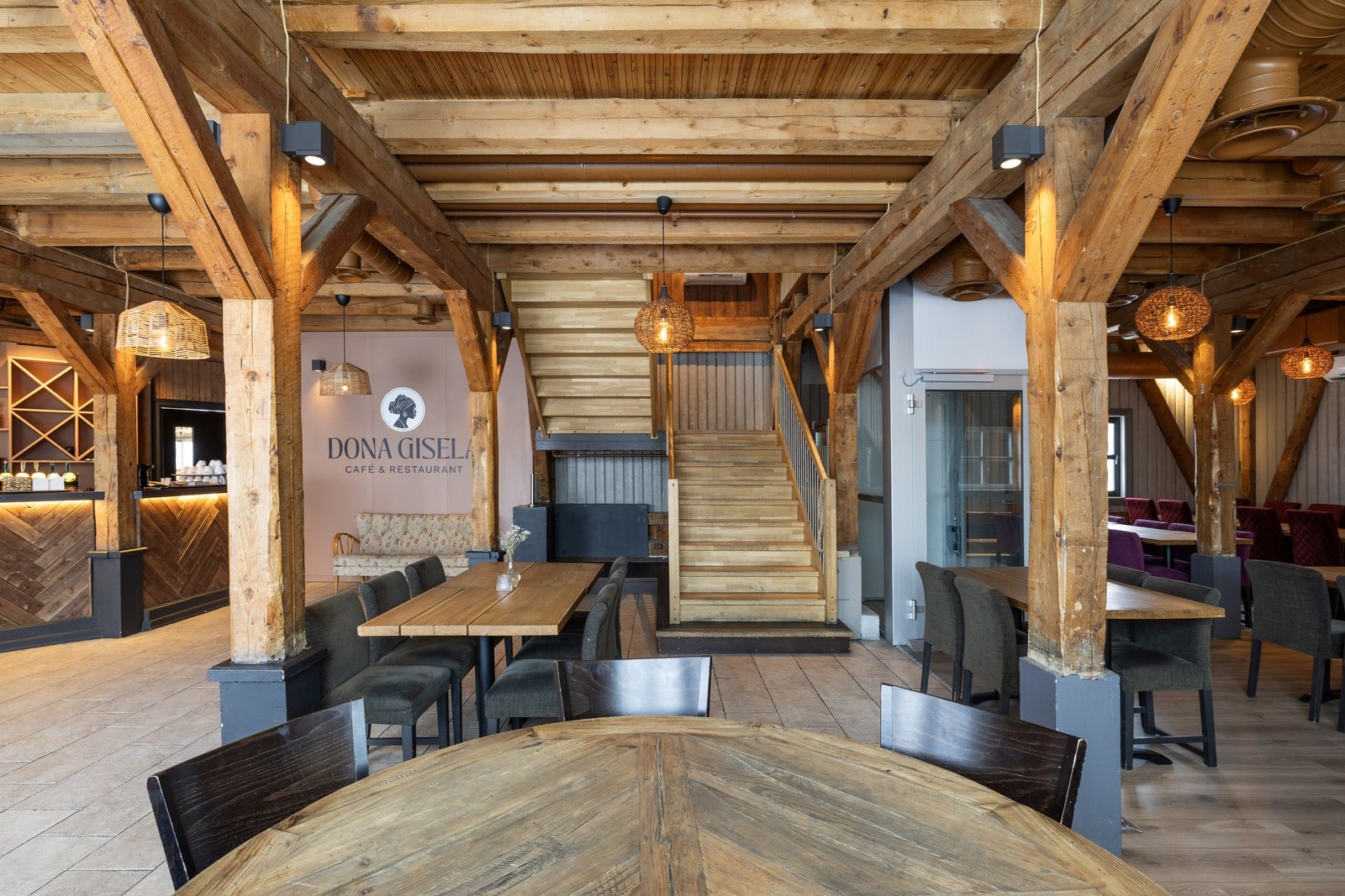 Romslig serveringsareal med god plass mellom sittegruppene