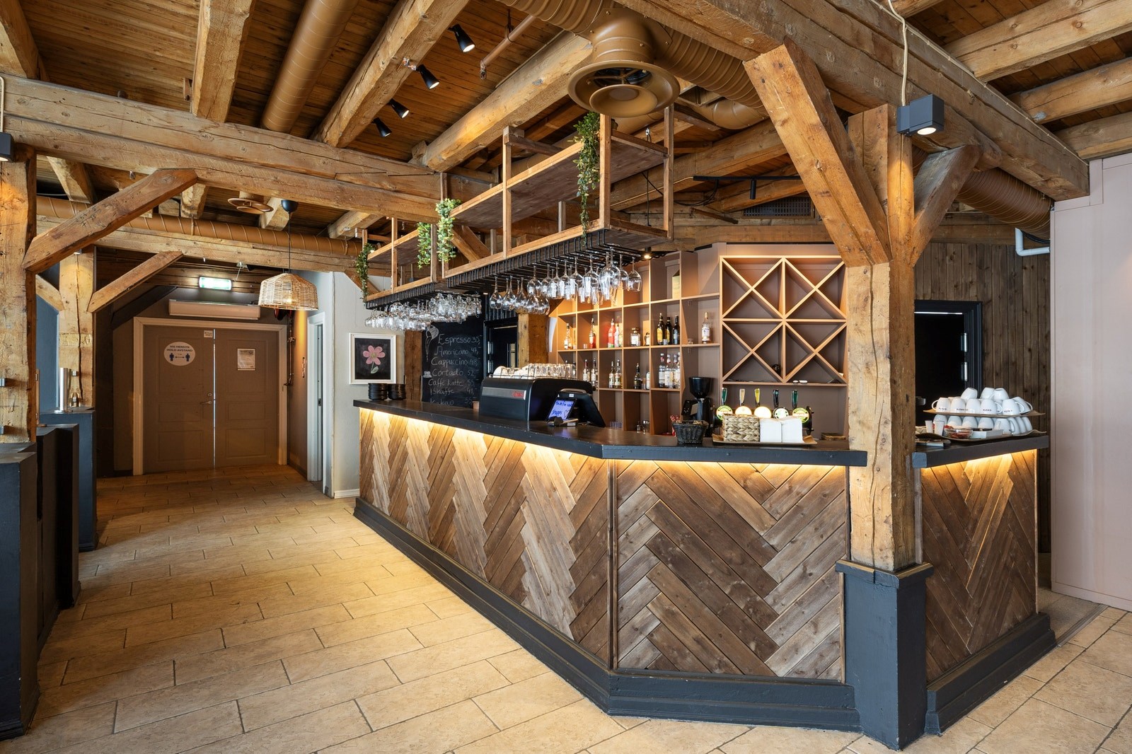 Betjeningsområde med barløsning og hylleseksjoner