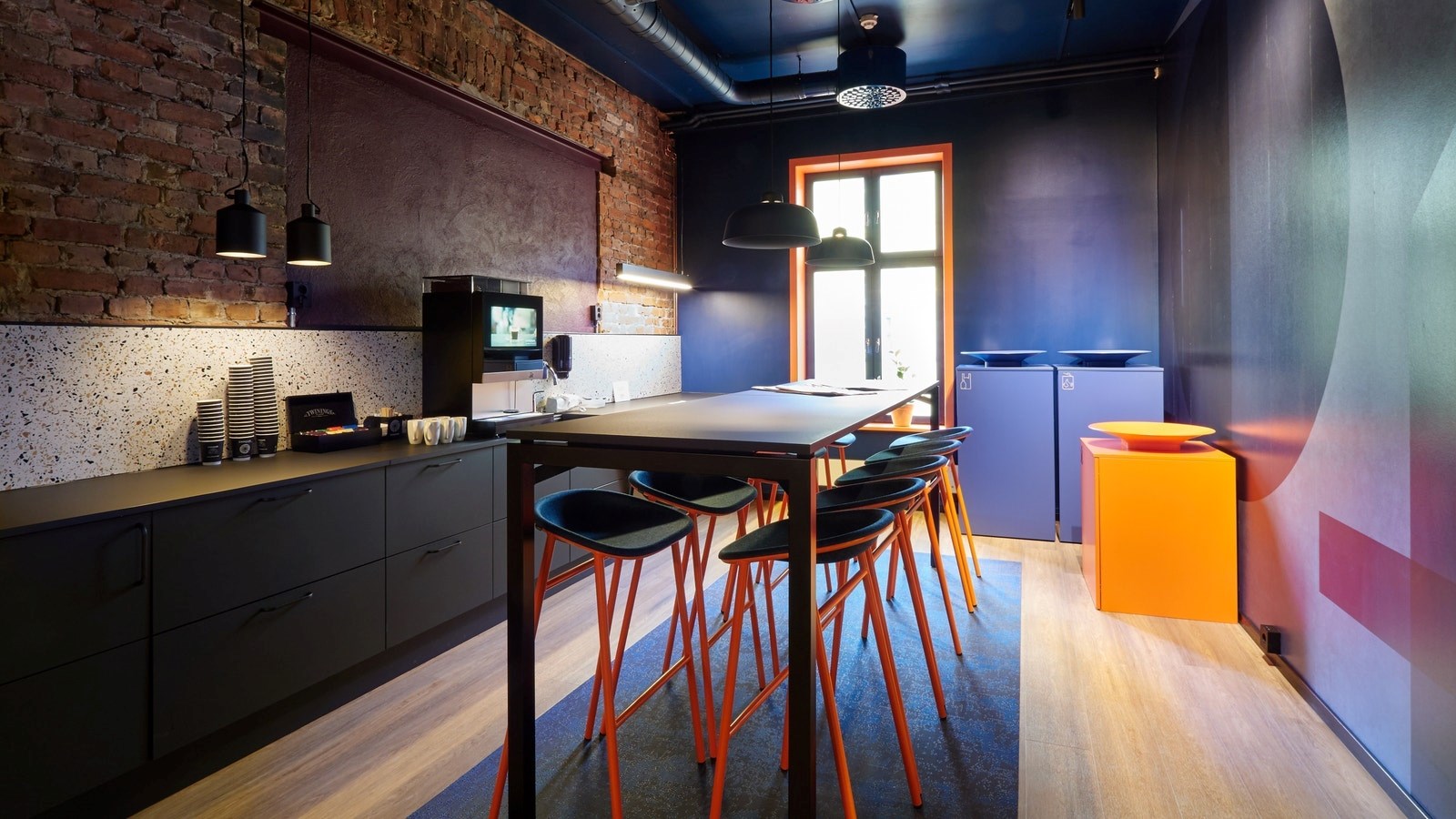 Det er to kjøkken med kaffestasjoner til disposisjon