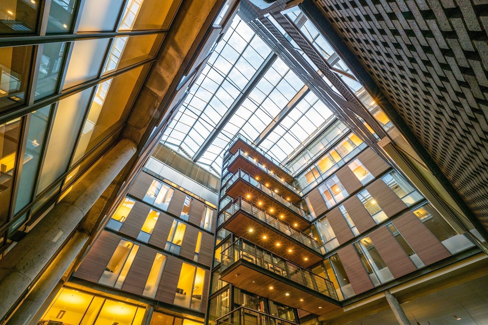 Et stort atrium i midten er "kjernen" som gir mye lys til de midtre delene i eiendommen