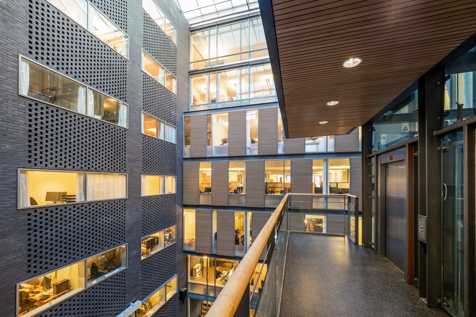 Det er to personheiser og vareheis i bygget.