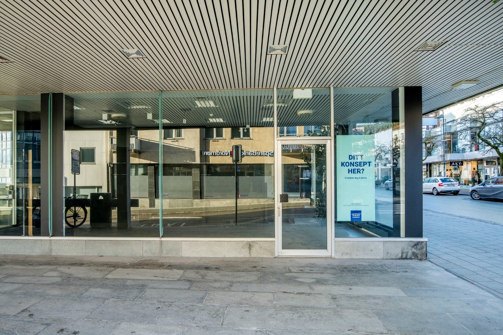 Inngangsparti med store glassflater og god synlighet fra gate