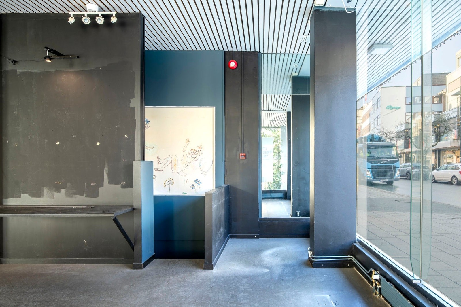 Del av lokalet med plass til utstilling eller kundemottak