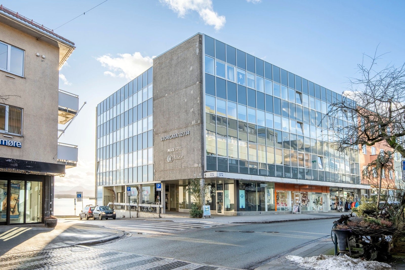 Fasade og inngang til lokalet i Storgata