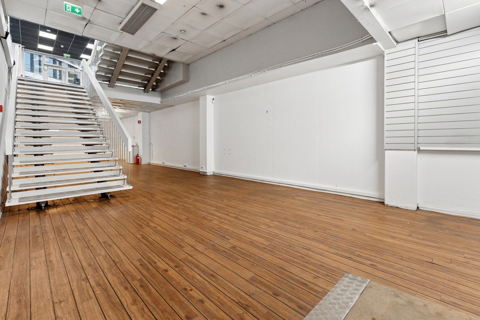 Romslig lokale med gode soner og trappeløsning mellom etasjene