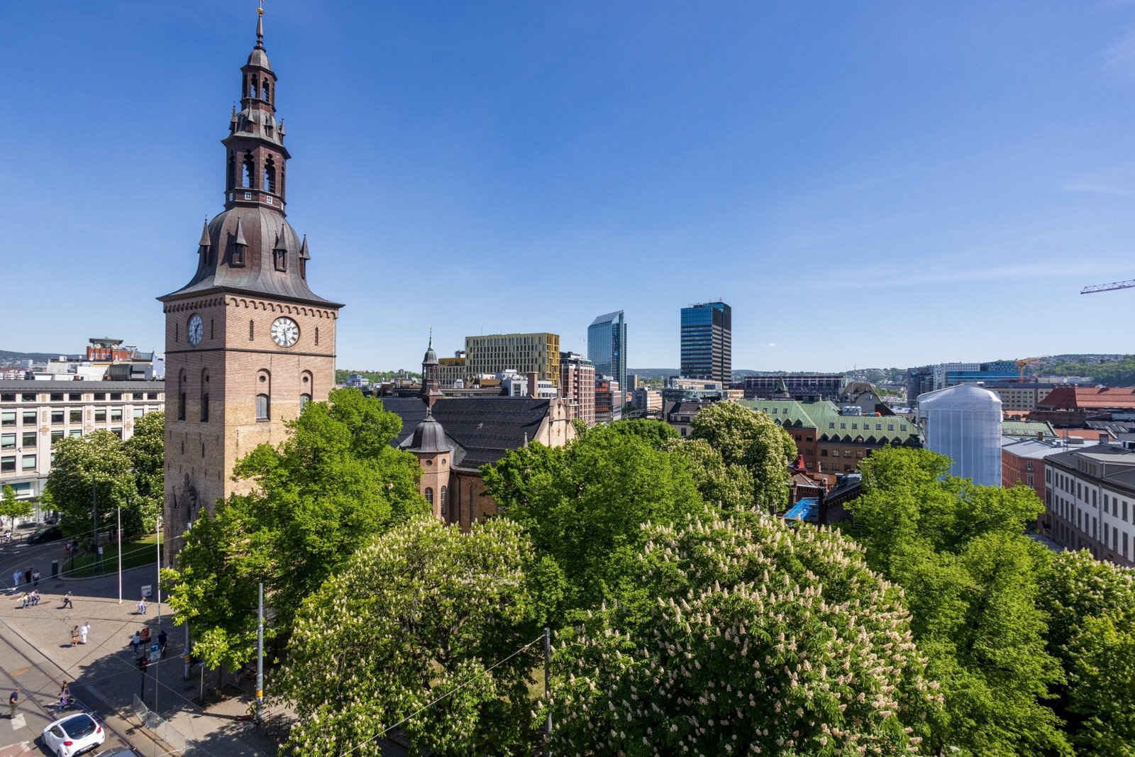 Fra kontoretasjene er det er flott utsikt
