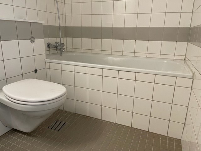 Flislagt bad med badekar